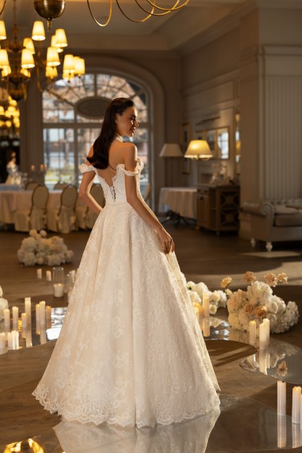 https://elisebride.ro/images/stories/virtuemart/product/Royale4.jpg