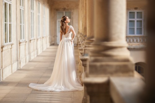 https://elisebride.ro/images/stories/virtuemart/product/alesia-03.jpg