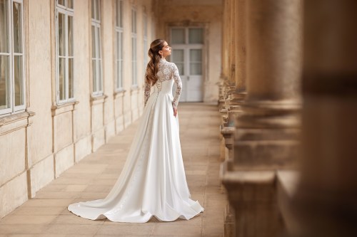 https://elisebride.ro/images/stories/virtuemart/product/carla-03.jpg
