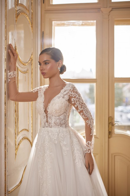 https://elisebride.ro/images/stories/virtuemart/product/desiree-02.jpg