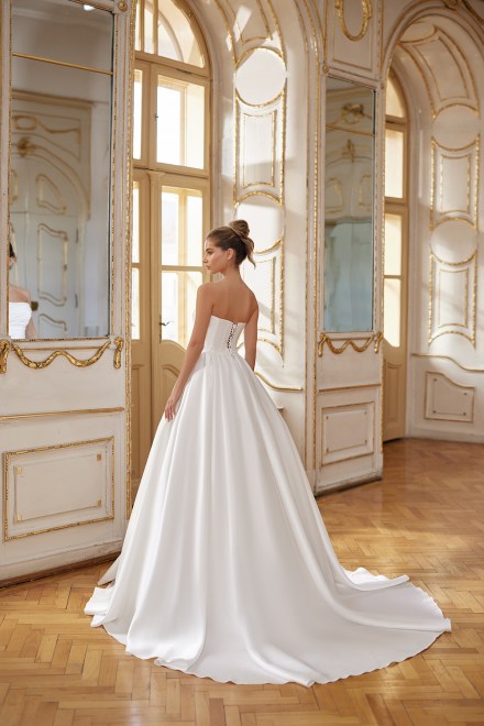 https://elisebride.ro/images/stories/virtuemart/product/louise-04.jpg