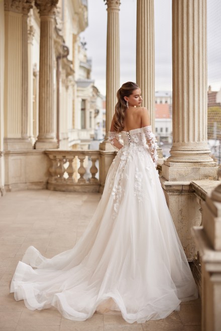 https://elisebride.ro/images/stories/virtuemart/product/raya-04.jpg